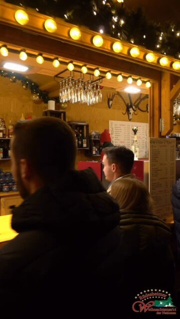 ✨🎄 Die Vorfreude steigt – bald erstrahlt Rüdesheim wieder im Lichterglanz 🎄✨ 🍷Der Duft von Glühwein, gebrannten Mandeln und internationalen Spezialitäten liegt in der Luft – bald ist es wieder Zeit für den Weihnachtsmarkt der Nationen. 🌏 Vom 20.11. bis 23.12.2025 verzaubert Rüdesheim am Rhein mit Weihnachtsmagie aus aller Welt! 🎅 Sei dabei, wenn Rüdesheim zum Weihnachtswunderland wird! #RüdesheimerWeihnachtsmarkt #WeihnachtsmarktderNationen #Weihnachtszauber #RüdesheimAmRhein #Rheingau #Christmas #Weihnachten