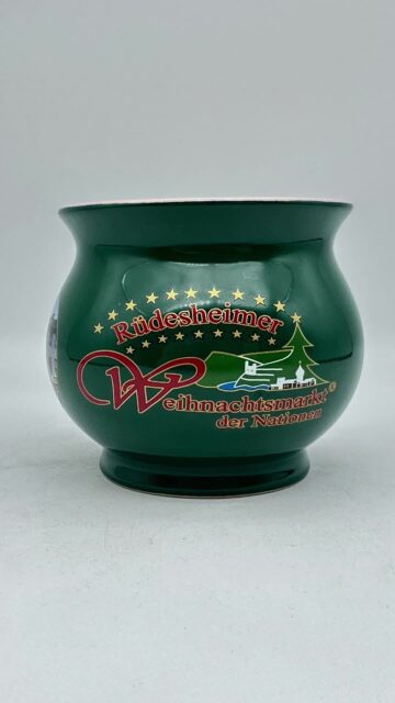 ✨🎄 RÜDESHEIMER GLÜHWEINTASSE 2025🎄✨ Passend zum 30. Jubiläum des Rüdesheimer Weihnachtsmarkts der Nationen präsentiert sich unsere diesjährige Tasse in einem ganz besonderen Design.
In der Mitte erstrahlt wie immer das bekannte Logo des Weihnachtsmarkts. Auf der linken Seite ziert ein festlicher Lorbeerkranz mit der Aufschrift „30. Jubiläum – 1994–2025“ das Motiv, auf der rechten Seite findet sich ein stimmungsvolles Bild unserer Rüdesheimer Weihnachtspyramide. Farblich kombiniert die Jubiläumstasse ein edles Mittelgrün außen mit einem zarten Pastellrosa innen – eine harmonische Mischung, die Tradition und festliche Eleganz vereint. 🌿💗 Ein schönes Sammlerstück und das perfekte Andenken an den 30. Weihnachtsmarkt der Nationen in Rüdesheim, der in diesem Jahr vom 20. November bis zum 23. Dezember 2025 stattfindet. ✨ #rüdesheimerweihnachtsmarkt #weihnachtsmarktdernationen #weihnachten #christmas #weihnachtsmarkt #sammlerstück #rüdesheimamrhein