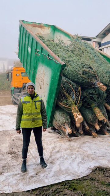 ✨🌲 Weihnachten zieht ein in Rüdesheim am Rhein🎄✨  Heute war großer Tannenbaum-Tag! Mehr als 500 frisch geschlagene Tannen sind bei uns angekommen und verwandeln nach und nach die Altstadt in ein wahres Winterwunderland. ❄️❤️  Mit jedem Baum wächst die Vorfreude auf den Rüdesheimer Weihnachtsmarkt der Nationen – und bald erstrahlt die Stadt wieder im festlichen Glanz! 🌟🎅  📅 20. November bis 23. Dezember 2025
✨ Feiert mit uns das 30. Jubiläum – ein Weihnachtszauber aus aller Welt! 🌍🎁  #RüdesheimerWeihnachtsmarkt #WeihnachtsmarktderNationen #Rüdesheim #WeihnachteninRüdesheim #Weihnachtszauber #TannenbaumLiebe #30JahreMagie #Vorfreude