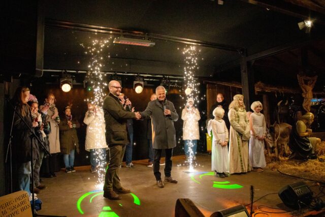 ✨🎄 ERÖFFNUNG DES 30. RÜDESHEIMER WEIHNACHTSMARKTS DER NATIONEN 🎄✨  Gestern Abend war es endlich soweit: 
Gemeinsam mit Landtagsabgeordneten Ingo Schon, Welterbedezernent Oberes Mittelrheintal Hans-Jörg Bathke, Bürgermeister Klaus Zapp, 1. Stadträtin Manuela Bosch, Stadtverordnetenvorsteher Tobias Zöller, 1. Vorsitzende des W.T.F. Astrid Climenti, den Rüdesheimer Weinmajestäten sowie dem zauberhaften Rüdesheimer Christkind und seinen zwei Engelchen haben wir als Veranstalter, die Familie Rehwald, den Weihnachtsmarkt feierlich eröffnet.  Ein herzliches Dankeschön an alle, die diesen besonderen Moment mit uns geteilt haben! 🙏🏼  Der Markt erstrahlt wieder in weihnachtlichem Glanz, und wir freuen uns, euch in den kommenden Wochen mit internationalem Weihnachtszauber, köstlichen Leckereien und handgemachten Schätzen willkommen zu heißen.  Kommt vorbei und erlebt die Magie der Weihnacht in Rüdesheim am Rhein!  📍Wo? Rüdesheimer Altstadt
📆Wann? Täglich geöffnet bis zum 23. Dezember 2025  Wir freuen uns auf euch!  #WeihnachtsmarktDerNationen
#ruedesheimerweihnachtsmarkt #RüdesheimAmRhein
#Weihnachten #Weihnachtszauber #eröffnung 
@ingo.schon @bathke_hansjoerg @zappklaus @manuelabosch1203 @tobias.zoeller @ruedesheimerweinmajestaeten @climentiastrid