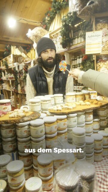 ✨🎄 Frisch eingezogen: neue Stände, neue Geschichten 🎄✨ In unserem heutigen Video stellen wir euch drei Neuzugänge vor, die den Rüdesheimer Weihnachtsmarkt der Nationen in diesem Jahr noch vielfältiger und besonderer machen: 🌙 Keramiklampen aus Tunesien 🇹🇳
Handgefertigte Unikate, die mit warmem Licht und orientalischem Flair jede Hütte und jedes Zuhause verzaubern. 🌿 Gut zum Leben 🇩🇪
Seit Corona erstmals wieder dabei – mit veganen und ökologischen Naturprodukten aus dem Spessart: aromatische Brotaufstriche, würzige Dips, knackige Apfelchips und vielen weiteren Leckereien. Natürlich. Regional. Besonders. ✝️ Majed aus Bethlehem 🇵🇸
Er bringt kunstvolle, traditionell handgefertigte Schnitzereien aus Olivenholz mit – echte Bethlehem-Kunst, die man nicht überall findet. Diese drei Aussteller stehen für das, was unseren Markt ausmacht: Handwerk, Herkunft und Herz. ❤️✨ Schaut rein ins Video und entdeckt eure neuen Lieblingsstände! #RüdesheimerWeihnachtsmarkt #WeihnachtsmarktderNationen #NeueAussteller #Tunesien #Bethlehem #Spessart #Handwerk #Olivenholz #Keramiklampen #GutZumLeben #WeihnachteninRüdesheim