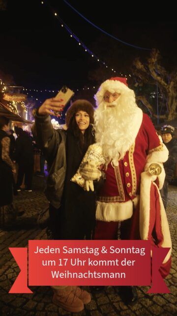 ✨🎅🏼 Ho, ho, ho – ich bin’s, der Weihnachtsmann! 🎅🏼 ✨ Ich habe gute Nachrichten für euch: Jeden Samstag und Sonntag um 17:00 Uhr bin ich auf dem Rüdesheimer Weihnachtsmarkt der Nationen unterwegs und drehe meine Runde durch die festlich geschmückten Gassen. Kommt vorbei, sagt Hallo, macht ein Foto mit mir und erlebt ein bisschen echten Weihnachtszauber. Für die kleinen Besucher habe ich natürlich auch immer eine kleine Überraschung dabei. 🎁✨ Ich freue mich auf euch! 🎅🏼❤️ #RüdesheimerWeihnachtsmarkt #WeihnachtsmarktderNationen #Weihnachtsmann #SantaOnTour #Rüdesheim #Weihnachtszauber #FürDieKinder #ChristmasMagic