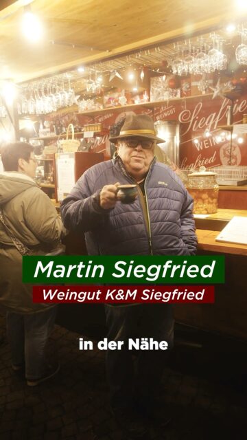🎄🍷 Ein echtes Original seit Tag 1 🍷🎄 Winzer Martin Siegfried ist der einzige Aussteller, der seit 1994 ununterbrochen beim Rüdesheimer Weihnachtsmarkt der Nationen dabei ist – ein echtes Unikat und fester Teil unserer Geschichte. Im heutigen Video nimmt er euch mit zurück zu seinen Anfängen und erzählt, warum dieser Markt für ihn mehr ist als nur ein Standplatz. Was ihn seit drei Jahrzehnten hält? Herz, Menschen, Tradition – und die besondere Atmosphäre, die man nur hier erlebt. ❤️✨ Schaut rein und lernt einen der Menschen kennen, die unseren Weihnachtsmarkt zu dem machen, was er ist. #RüdesheimerWeihnachtsmarkt #WeihnachtsmarktderNationen #30Jahre #Jubiläum2025 #WinzerSiegfried #Seit1994 #TraditionLebt #Rüdesheim