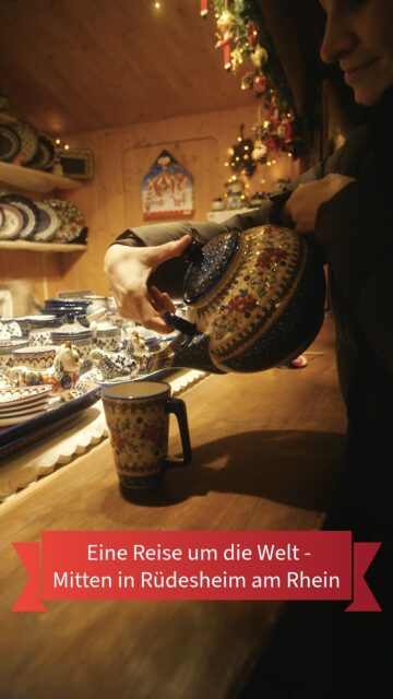 ✨🌍 Eine Reise um die Welt – mitten in Rüdesheim 🎄✨  In diesem Video nehmen wir euch mit zu einigen unserer internationalen Aussteller auf dem Rüdesheimer Weihnachtsmarkt der Nationen – jeder Stand erzählt seine ganz eigene Geschichte:  🇵🇱 Bunzlauer Keramik aus Polen
Zeitlose Muster, traditionelle Handwerkskunst und echte Klassiker für Küche und Zuhause.  🇦🇫 Schmuck & Edelsteine aus Afghanistan
Besondere Stücke mit Charakter – handverlesen, individuell und voller Ausdruck.  🇪🇸 Keramikreiben aus Spanien
Praktisch, hochwertig und unverzichtbar für alle, die gern frisch und authentisch kochen.  🇲🇳 Wärmende Cashmerewolle aus der Mongolei
Weich, edel und perfekt für kalte Wintertage – Luxus, den man spürt.  Genau diese Vielfalt macht unseren Weihnachtsmarkt so besonders: Handwerk, Kultur und Tradition aus aller Welt – vereint in der Rüdesheimer Altstadt. ✨  #RüdesheimerWeihnachtsmarkt #WeihnachtsmarktderNationen #MarktDerNationen #HandwerkAusAllerWelt #Polen #Afghanistan #Spanien #Mongolei #WeihnachteninRüdesheim