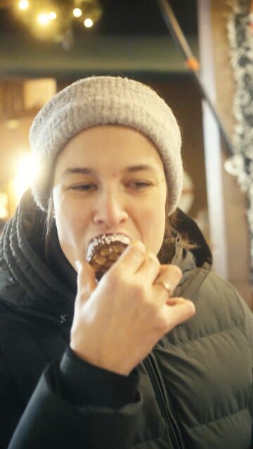 🍬😋🎄 Achtung, Naschkatzen – dieses Video ist gefährlich lecker! 🎄😋🍬 Heute nehmen wir euch mit auf eine süße Tour über den Rüdesheimer Weihnachtsmarkt der Nationen – und glauben uns: Hier kommt wirklich jeder auf den Geschmack! ✨🎄 👉 Erst stoppen wir am Crêpes-Stand und gönnen uns einen frisch gebackenen Crêpe mit… natürlich Nutella. Warm, weich, unwiderstehlich. 🥞🍫 👉 Weiter geht’s zu den gebrannten Mandeln – über 30 Sorten! Von Klassikern bis zu verrückten Kreationen, die ihr unbedingt probieren müsst. 👉 Dann testen wir bei den Köhler Küssen die Sorte Vollmilch-Kokos – fluffig, cremig, himmlisch! 💝 👉 Und zum Abschluss stellen wir uns eine bunte Schnuckeltüte am Süßigkeitenstand zusammen – Kindheitserinnerungen garantiert. 🍭✨ Wer jetzt Lust auf etwas Süßes bekommen hat: Kommt vorbei und probiert euch durch! #RüdesheimerWeihnachtsmarkt #WeihnachtsmarktderNationen #NaschkatzenTour #CrêpesLiebe #GebrannteMandeln #KöhlerKüsse #Süßigkeitenstand #WeihnachteninRüdesheim #Leckerbissen #FoodieVibes