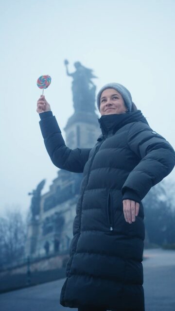 ✨🎄 Über den Reben schweben & Eisstockschießen – ein perfekter Wintertag in Rüdesheim 🎄✨ In unserem neuen Video nehmen wir euch mit auf eine kleine Reise über die Dächer von Rüdesheim. Mit der Seilbahn geht’s hoch hinaus – „Über den Reben schweben“ – bis zum Niederwald. 🚠 Oben angekommen genießen wir den atemberaubenden Blick vom Tempel auf Rüdesheim und das Rheintal, besuchen das beeindruckende Niederwalddenkmal und tauchen für einen Moment in die Winterruhe des Waldes ein. ❄️🌄 Zum Aufwärmen geht es anschließend zum Restaurant Am Niederwald – dort warten Eisstockschießen, ein heißer Glühwein in natürlich unserer Weihnachtsmarkttasse, die ihr auch wieder mit hinunter auf den Weihnachtsmarkt nehmen könnt. 🍷✨ Ein Tag zwischen Winterzauber, Aussicht und Spaß – perfekt für die Adventszeit. #RüdesheimerWeihnachtsmarkt #WeihnachtsmarktderNationen #ÜberDenRebenSchweben #SeilbahnRüdesheim #Niederwald #Niederwalddenkmal #Eisstockschießen #Rüdesheim #WeihnachteninRüdesheim #Adventszeit @am_niederwald