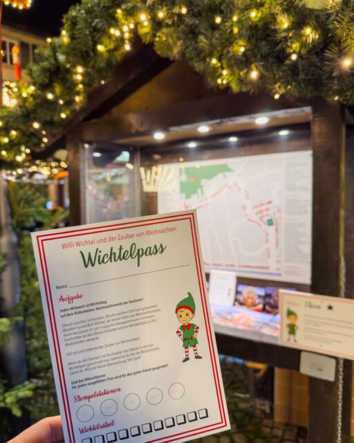 ✨🎄 WICHTELTAG 🎄✨  Mittwoch ist Wichteltag auf dem Weihnachtsmarkt der Nationen! 🎅🏼 Ein Tag voller Spaß und Rätsel, perfekt für unsere kleinen Besucher! 🧒🏼👧🏼  Holt euch euren Wichtelpass am Stand vor der Krippe oder an einem unserer Übersichtskästen und begebt euch auf eine spannende Schnitzeljagd über den ganzen Markt.  Überall zwischen Lichterglanz, Musik und dem Duft nach gebrannten Mandeln huscht Willi Wichtel, der kleine Helfer des Weihnachtsmanns, durch die Gassen. 
Er hat 5 magische Stempelstationen mit kurzen Geschichten an den Übersichtskästen und ein Wichtelrätsel an den Marktständen versteckt.  Hilf mit und entdecke den Zauber von Weihnachten! 🧑🏼‍🎄 🎅🏼  Wenn ihr das Lösungswort gefunden habt, tragt es in euren Wichtelpass ein und bringt diesen zurück zum Stand vor der Krippe. 
Als Belohnung wartet eine kleine Überraschung auf euch! 🎁  Der Wichteltag ist nicht nur ein großartiges Abenteuer für die ganze Familie, sondern auch eine Chance, Gutes zu tun. Für jeden abgegebenen Wichtelpass spendet der Weihnachtsmarkt der Nationen 1 Euro für einen wohltätigen Zweck. 🌟💖  Lasst uns gemeinsam spielen, lernen und helfen! 
Wir freuen uns auf einen unvergesslichen Wichteltag mit euch.  #RuedesheimerWeihnachtsmarkt #Wichteltag
#WeihnachtsmarktderNationen #Familienzeit #weihnachten
#christmas #hessen #rheingau