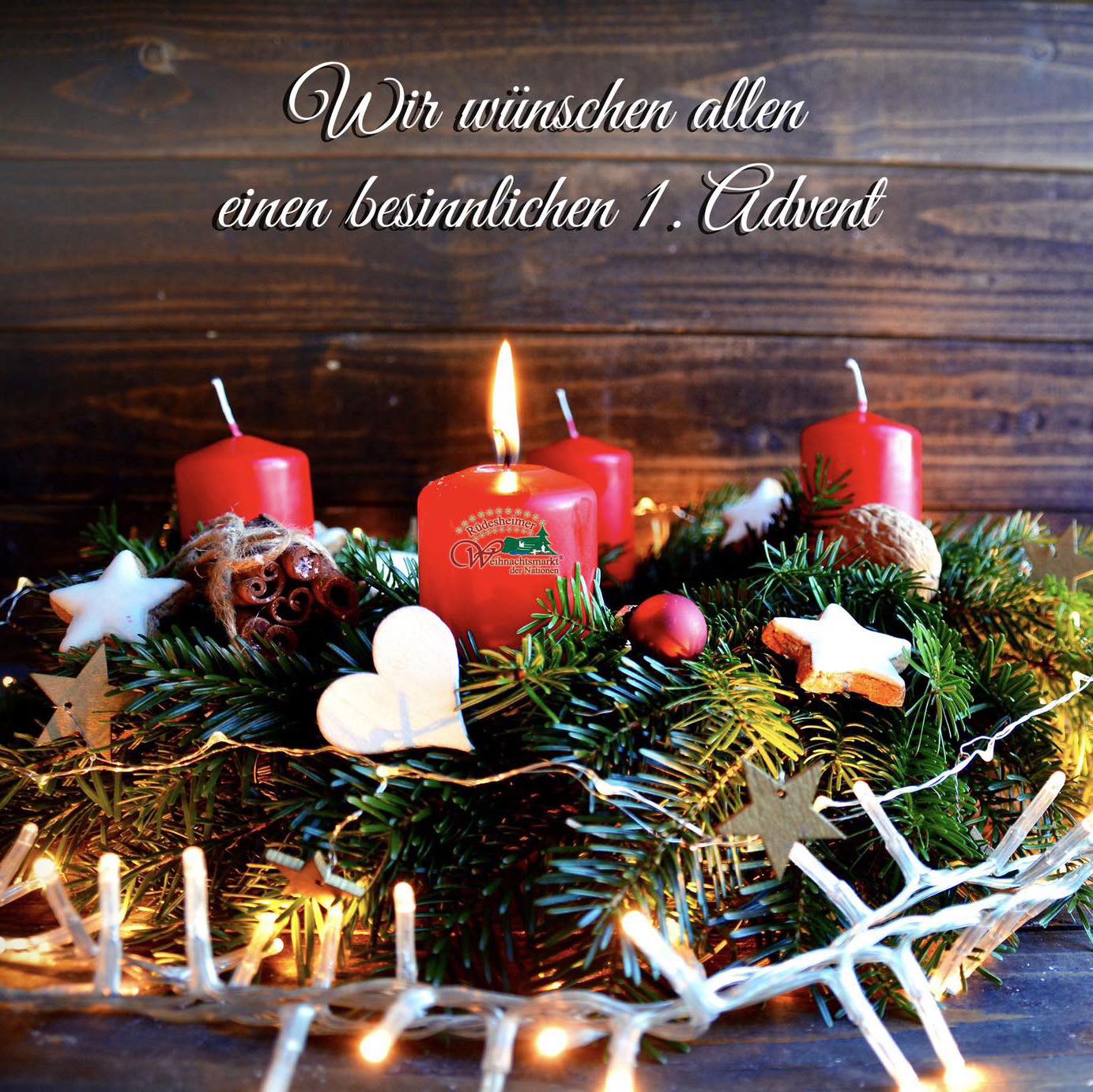 ✨🎄 1. ADVENT 🎄✨  Ein zauberhafter 1. Advent auf dem Rüdesheimer Weihnachtsmarkt der Nationen 🕯️  Liebe Weihnachtsmarkt-Freunde,  heute entzünden wir die erste Kerze und läuten offiziell die Adventszeit ein! 🎄✨ 
Der Rüdesheimer Weihnachtsmarkt erstrahlt in vollem Glanz, die Luft ist erfüllt von festlichen Düften, und unsere liebevoll geschmückten Stände laden zum Bummeln, Genießen und Staunen ein.  Kommt vorbei und lasst euch von der besonderen Atmosphäre verzaubern. Ob internationale Leckereien, handgemachte Geschenke oder ein heißer Glühwein – bei uns findet ihr alles, was die Vorweihnachtszeit besonders macht.  Wir wünschen euch und euren Liebsten einen besinnlichen 1. Advent und freuen uns auf euren Besuch! 💫  📍 Öffnungszeiten heute: 11.00 - 20.00 Uhr
🎅 Ort: Rüdesheimer Weihnachtsmarkt der Nationen  #Advent #Rüdesheim #Weihnachtsmarkt #Besinnlichkeit #Weihnachtsstimmung #Glühweinzeit #ruedesheimerweihnachtsmarkt #weihnachtsmarktdernationen  #weihnachtsmarktdernationenrüdesheim  ©️ S.H.exclusiv - stock.adobe.com