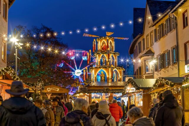 ✨ 🎄 Ein wunderschöner Start in die Adventszeit 🎄✨ Das 1. Adventswochenende auf dem Rüdesheimer Weihnachtsmarkt der Nationen war voller Wärme, Lichter und glücklicher Gesichter. Von strahlenden Kinderaugen bis zu gemütlichen Glühweinmomenten – die Atmosphäre war einfach magisch. ❤️❄️ Wir haben euch einige Eindrücke zusammengestellt, die diesen besonderen Auftakt perfekt einfangen. 📸 Ein herzliches Dankeschön an Marlis Steinmetz für die wunderschönen Fotos! #RüdesheimerWeihnachtsmarkt #WeihnachtsmarktderNationen #1Advent #Adventszauber #Rüdesheim #WeihnachteninRüdesheim #MarlisSteinmetz #Weihnachtszauber