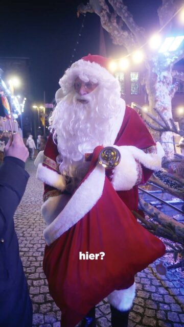 ✨🎅🏼🎄 Ho, ho, ho – eine letzte Runde für euch! 🎅🏼🎄✨  Der Weihnachtsmann lässt alle Besucher wissen:
In diesem Jahr kommt er am Samstag und Sonntag um 17:00 Uhr noch ein letztes Mal auf den Rüdesheimer Weihnachtsmarkt der Nationen und dreht seine Runde durch die festlich geschmückten Gassen.  Für alle braven Kinder hat er natürlich auch diesmal ein kleines Geschenk dabei. 🎁❤️  Also kommt vorbei, sagt Hallo und erlebt zum Abschluss noch einmal echten Weihnachtszauber – bevor sich der Weihnachtsmann wieder auf den Weg macht. ✨🎄  #RüdesheimerWeihnachtsmarkt #WeihnachtsmarktderNationen #Weihnachtsmann #LetzteRunde #Weihnachtszauber #Rüdesheim #FürDieKinder #ChristmasMagic