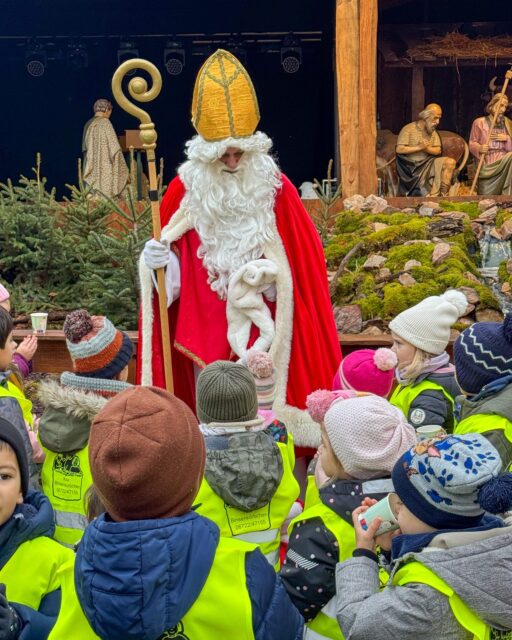✨🎅🏼🎄Heute war der Nikolaus schon da! 🎄🎅🏼✨ Auch wenn es einen Tag früher ist als üblich – anders geht es mit den Kindergärten nicht. Und wie jedes Jahr hat der Rüdesheimer Weihnachtsmarkt der Nationen alle Kitas aus Rüdesheim und den Stadtteilen zur Nikolausfeier eingeladen. Für die Kinder gab es eine fröhliche Bescherung mit Kaleidoskopen, gemeinsames Singen mit dem Nikolaus, dazu Kinderpunsch und Cookies. Ein schöner Moment, der jedes Jahr aufs Neue für strahlende Augen sorgt. ❤️🌟 Und für alle anderen kleinen Gäste: 🎅 Morgen, am 6. Dezember – dem Nikolaustag – kommt der Nikolaus um 17:00 Uhr auf den Weihnachtsmarkt und dreht seine Runde durch die Gassen. Kommt vorbei und erlebt den Zauber selbst! #RüdesheimerWeihnachtsmarkt #WeihnachtsmarktderNationen #Nikolaus #Nikolaustag #Rüdesheim #Kinderfreude #WeihnachteninRüdesheim #Adventszauber