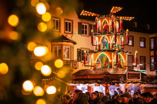 ✨🎄 Ein wunderschönes 2. Adventswochenende liegt hinter uns 🎄✨ Der Rüdesheimer Weihnachtsmarkt der Nationen hat an diesem Wochenende wieder gezeigt, warum die Adventszeit so besonders ist: glitzernde Gassen, strahlende Kinderaugen, Begegnungen aus aller Welt und jede Menge Weihnachtszauber. ❤️✨ Wir haben euch ein paar Eindrücke zusammengestellt – festliche Momente, die die Stimmung perfekt einfangen und Lust auf die kommenden Wochen machen. Danke an alle, die da waren und diesen Markt mit Leben füllen. ✨ Wir freuen uns auf euch an den nächsten Adventswochenenden! Vielen Dank an Marlis Steinmetz und Johannes Bruchhof für die tollen Fotos 📷 #RüdesheimerWeihnachtsmarkt #WeihnachtsmarktderNationen #2Advent #Adventszauber #WeihnachteninRüdesheim #Rüdesheim #Weihnachtsmarkt #MagischeMomente