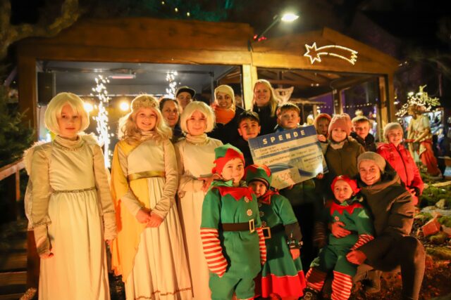 ✨❤️🎄 Marktspende 2025 – Der Wichtelpass mit Herz 🎄❤️✨  Auf dem Rüdesheimer Weihnachtsmarkt der Nationen ist es seit vielen Jahren gelebte Tradition, mit dem Wichtelpass nicht nur Kinderaugen zum Leuchten zu bringen – sondern gleichzeitig Gutes für unsere Stadt zu tun.  In diesem Jahr durfte sich der Förderverein der Julius-Alberti-Schule e. V. über eine Spende in Höhe von 1.500 Euro freuen. Der Verein engagiert sich mit großem Herzblut für schulische und außerschulische Projekte, Anschaffungen und Aktivitäten, die direkt den Kindern der Schule zugutekommen.  Die Spendensumme stammt aus der Wichtelpass-Aktion und der Marktgemeinschaft – ein wunderbares Beispiel dafür, wie viele kleine Beiträge gemeinsam Großes bewirken können.  Ein herzliches Dankeschön an alle kleinen Besucher fürs Miträtseln, an unsere treuen Aussteller für ihre Unterstützung – und an alle, die diesen besonderen Weihnachtsmarkt mit Leben und Herz füllen.  „Es ist uns eine große Freude zu sehen, dass die Spende genau dort ankommt, wo sie nachhaltig und sinnvoll wirkt“, betont Melanie Rehwald, die den symbolischen Scheck gemeinsam mit dem Rüdesheimer Christkind, seinen beiden Engeln und den Rüdesheimer Wichteln überreichte.  Danke, dass ihr Teil dieser besonderen Tradition seid. ❤️🎄  #rüdesheimerweihnachtsmarkt #weihnachtsmarktdernationen #wichtelpass #spendenaktion #gemeinschaft #weihnachtszauber