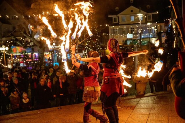 ✨🔥🎄 ST. THOMASNACHT - Ein magisches Spektakel zur längsten Nacht des Jahres 🎄🔥✨ 
Am 20. Dezember verwandelt sich die Altstadt in eine Bühne voller Mystik und Tradition. 🎭 Masken ziehen durch die Straßen, um euch gute Weihnachten zu wünschen - begleitet von mittelalterlichen Feuergauklern 🔥, faszinierender Musik 🎶 und Geschichten 📖, die tief in der Historie verwurzelt sind. 
Wusstet ihr? 🌟 Die Thomasnacht erinnert an die Märchen-und Brauchtumssammlung der Gebrüder Grimm, die 1812 dank der Rheinromantiker Clemens Brentano und Achim von Arnim entstand. Inspiriert von den alten Klöckelgängen und Spinnstuben bringt die Thomasnacht dieses kulturelle Erbe lebendig in die Straßen von Rüdesheim. 
⏰Start: Samstag, 20. Dezember, 18:00 Uhr am Marktplatz vor der Krippe
🧭Route: Über die Rheinstraße, Drosselgasse und Oberstraße bis zur Kirche auf dem Markt
🎇Finale: Ca. 19:15 Uhr mit leuchtenden Bildern und 'Frohen Weihnachten' an der Kirche auf dem Markt 
Kommt vorbei und erlebt dieses einzigartige Zusammenspiel aus Geschichte, Feuer und Festlichkeit! 
#WeihnachtsmarktDerNationen
#RüdesheimerWeihnachtsmarkt #Thomasnacht
#TraditionErleben #Rüdesheim #WeihnachtenAmRhein
#Feuergaukler #Märchenhaft #Adventszauber