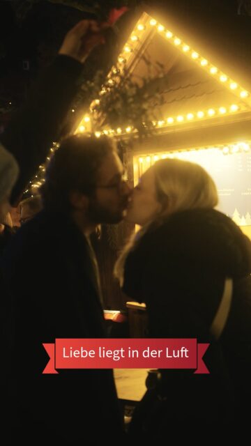 ✨💋🎄 Liebe liegt in der Luft 🎄💋✨  Wir haben auf dem Rüdesheimer Weihnachtsmarkt der Nationen einen Mistelzweig gekauft, ihn ganz unauffällig über verliebte Pärchen gehalten – und dann einfach abgewartet. ❤️  Was dann passiert ist?
Lächeln. Überraschung. Und ganz viele spontane Küsse. 💕✨  Manchmal braucht es nicht mehr als einen Mistelzweig, funkelnde Lichter und ein bisschen Mut, um den Zauber der Weihnachtszeit spürbar zu machen.  Schaut euch das Video an – und sagt uns:
👉 Mit wem würdet ihr gerne unter dem Mistelzweig stehen? 😉🎄  #RüdesheimerWeihnachtsmarkt #WeihnachtsmarktderNationen #Mistelzweig #Weihnachtsmagie #LoveIsInTheAir #KussUnterDemMistelzweig #WeihnachteninRüdesheim #Adventszauber