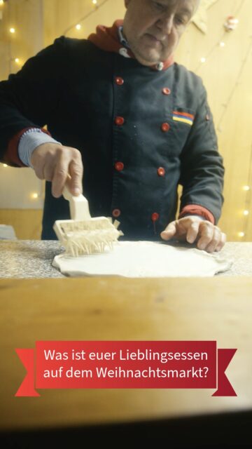 🎥🎄 Was ist dein Lieblingsessen auf dem Weihnachtsmarkt? – Teil 2 🎄🎥  Wir waren wieder unterwegs auf dem Rüdesheimer Weihnachtsmarkt der Nationen und haben unsere Gäste gefragt, welches Essen für sie hier einfach dazugehört.  Die Antwort in diesem Video: Ungarischer Lángos! 🇭🇺✨
Goldbraun gebacken, herrlich knusprig – mit Sauerrahm, Knoblauch und Käse. Ein echter Klassiker, der immer geht. 😋🧄🧀  Schaut rein ins Video und verratet uns in den Kommentaren:
👉 Was ist euer Lieblingsessen auf dem Weihnachtsmarkt der Nationen?  #RüdesheimerWeihnachtsmarkt #WeihnachtsmarktderNationen #Lieblingsessen #Langos #StreetFood #FoodMomente #WeihnachteninRüdesheim #Genussmomente