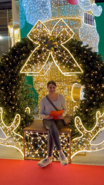 ✨🎄 Ein Blick hinter die Kulissen der Christmasworld in Frankfurt 🎄✨  Wir waren unterwegs auf der Christmasworld in Frankfurt und haben viele Eindrücke, Ideen und Inspirationen für euch gesammelt. Glanzvolle Dekorationen, neue Trends, stimmungsvolle Farben und kreative Konzepte – hier entsteht die Weihnachtswelt von morgen. ✨  Mit all diesen Eindrücken im Gepäck nehmen wir jede Menge Inspiration mit nach Rüdesheim. Ein kleiner Vorgeschmack auf das, was euch in den kommenden Jahren auf dem Rüdesheimer Weihnachtsmarkt der Nationen erwarten könnte. 🌍🎄  Schaut rein ins Video und lasst euch inspirieren – wir freuen uns schon darauf, diese Ideen weiterzudenken.  #Christmasworld #Frankfurt #Inspiration #Weihnachtstrends #BehindTheScenes #RüdesheimerWeihnachtsmarkt #WeihnachtsmarktderNationen #ChristmasVibes