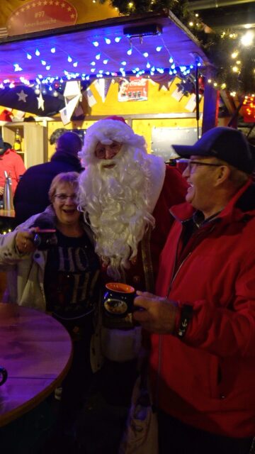 ✨ Weihnachten hat in Rüdesheim einen ganz besonderen Platz. 🎄  Lichter in den Gassen, internationale Spezialitäten, heißer Glühwein, unsere große Krippe, das Riesenrad und ganz viel Weihnachtsstimmung mitten in der Rüdesheimer Altstadt. 🎄❤️  In wenigen Wochen dürfen wir euch endlich wieder beim Rüdesheimer Weihnachtsmarkt der Nationen begrüßen.  📅 19. November bis 23. Dezember 2026
📍 Rüdesheim am Rhein  Weihnachten kann kommen. ✨  #RüdesheimerWeihnachtsmarkt #WeihnachtsmarktDerNationen #Rüdesheim #RüdesheimAmRhein #Rheingau #Weihnachtsmarkt #Weihnachten2026 #Weihnachtszeit #Weihnachtsstimmung #Vorfreude #ChristmasMarket #Winterzauber
